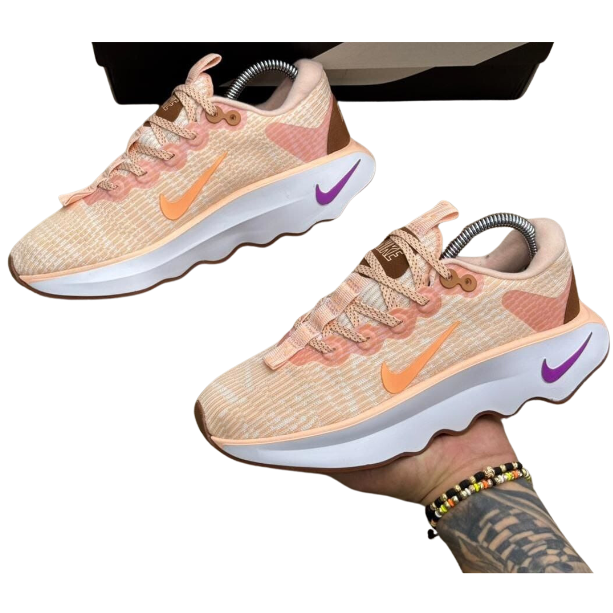 Zapatillas Nike Motiva Premium Mujer: Estilo y Comodidad en Cada Paso Las Zapatillas Nike Motiva Premium Mujer son el calzado perfecto para mujeres que buscan combinar estilo, comodidad y rendimiento. Si estás interesada en encontrar un par de zapatillas de alta calidad que se ajusten a tu día a día, estas zapatillas son la elección ideal. En Onlineshoppingcenterg, ofrecemos una amplia selección de Zapatillas Nike Motiva Premium Mujer para que puedas elegir el par que mejor se adapte a ti.  ¿Por qué Comprar las Zapatillas Nike Motiva Premium Mujer? Las Zapatillas Nike Motiva Premium Mujer no solo te ofrecen un diseño moderno, sino también la tecnología avanzada que caracteriza a Nike. Estas zapatillas son ideales tanto para el uso diario como para entrenamientos ligeros, ya que brindan soporte y comodidad durante todo el día.  Características Clave de las Zapatillas Nike Motiva Premium Mujer Comodidad y soporte: Diseñadas para brindar un ajuste perfecto, estas zapatillas tienen una suela acolchada que te proporciona soporte en cada paso. Estilo versátil: Disponibles en varios colores, como el clásico Nike Motiva mujer Blanco o el elegante Nike Motiva mujer Negro, las zapatillas se adaptan a cualquier atuendo. Tecnología Nike: Equipadas con la tecnología de amortiguación exclusiva de Nike, las Nike Motiva mujer garantizan una experiencia de uso suave y cómoda. ¿Cómo Elegir el Mejor Modelo para Ti? En Onlineshoppingcenterg, ofrecemos una variedad de modelos y colores para las Zapatillas Nike Motiva Premium Mujer, de manera que puedas elegir el que mejor se adapte a tu estilo personal y necesidades.